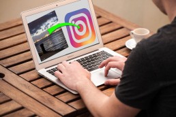 Un homme poste sur Instagram depuis son ordinateur portable