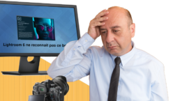 Un homme à l'air triste devant son nouvel appareil photo